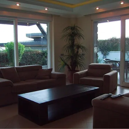 מלון Luxurious 4-bedroom Retreat Near & Forest