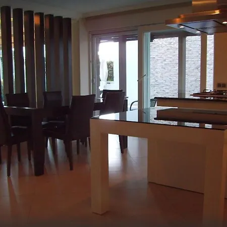 Luxurious 4-bedroom Retreat Near & Forest Σιντέ
