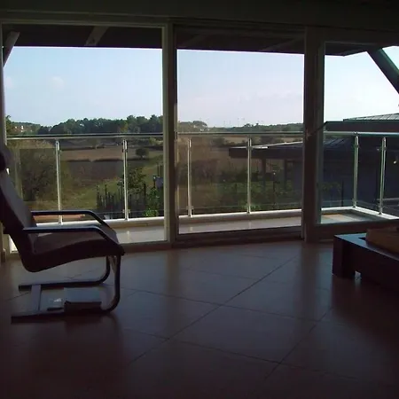 Otel Luxurious 4-bedroom Retreat Near & Forest Side