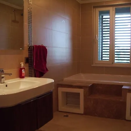 Luxurious 4-bedroom Retreat Near & Forest Otel *